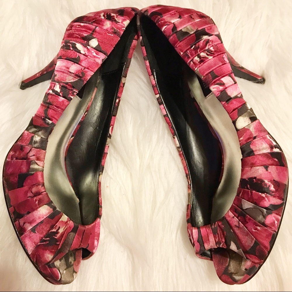 Price🔽White House Black Market peep toe pumps - Picture 4 of 5